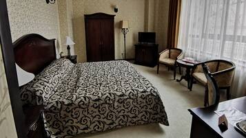 Minibar, caja de seguridad en la habitación y escritorio