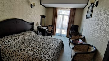 King Room | Minibar, in-room safe, desk, blackout drapes