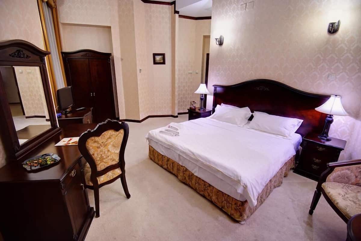 king room | minibar, in-room safe, desk, blackout curtains