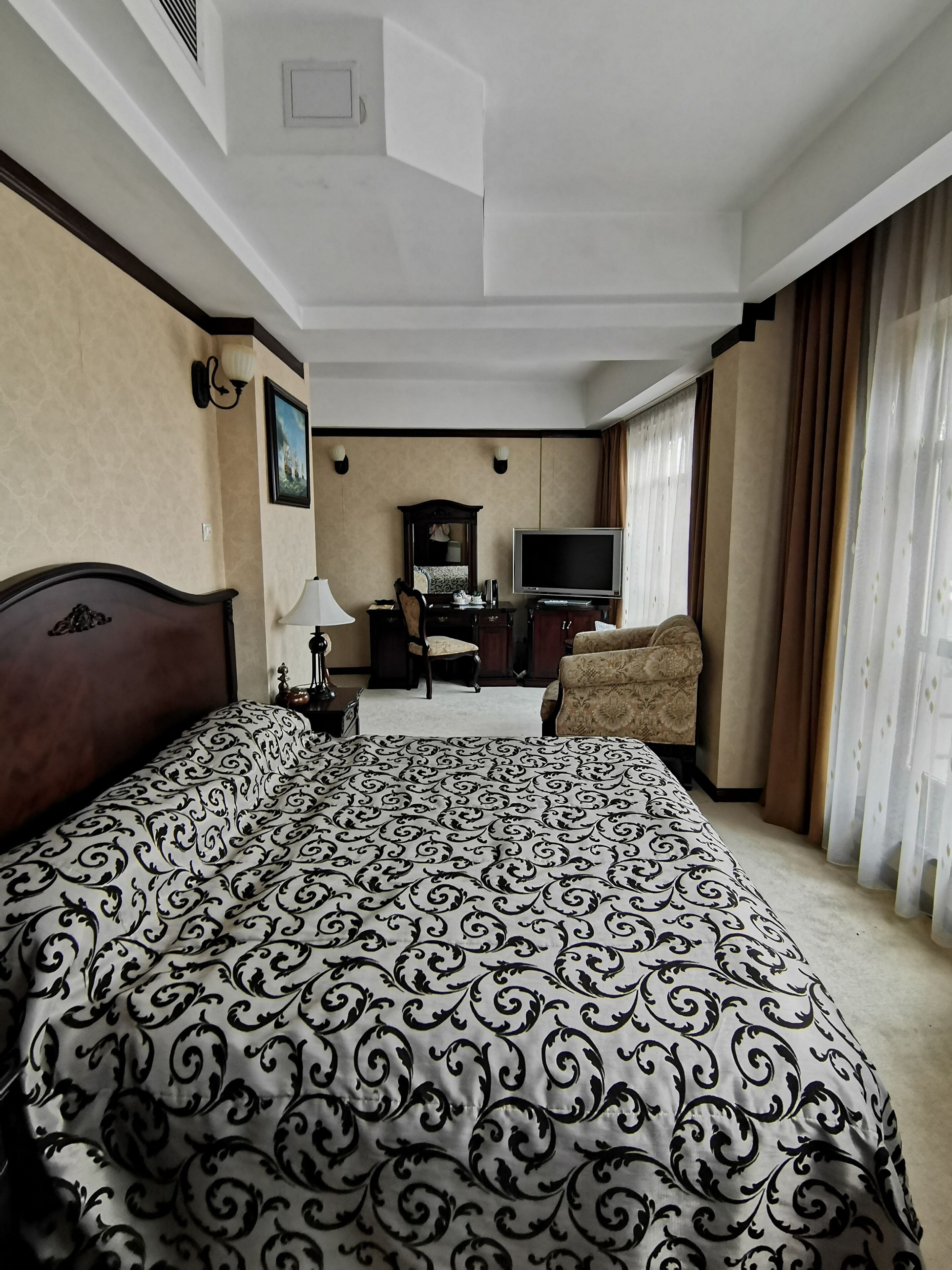 king room | minibar, in-room safe, desk, blackout curtains