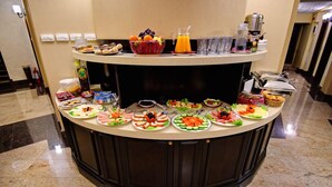 Un mostrador de buffet con diversos alimentos y bebidas.