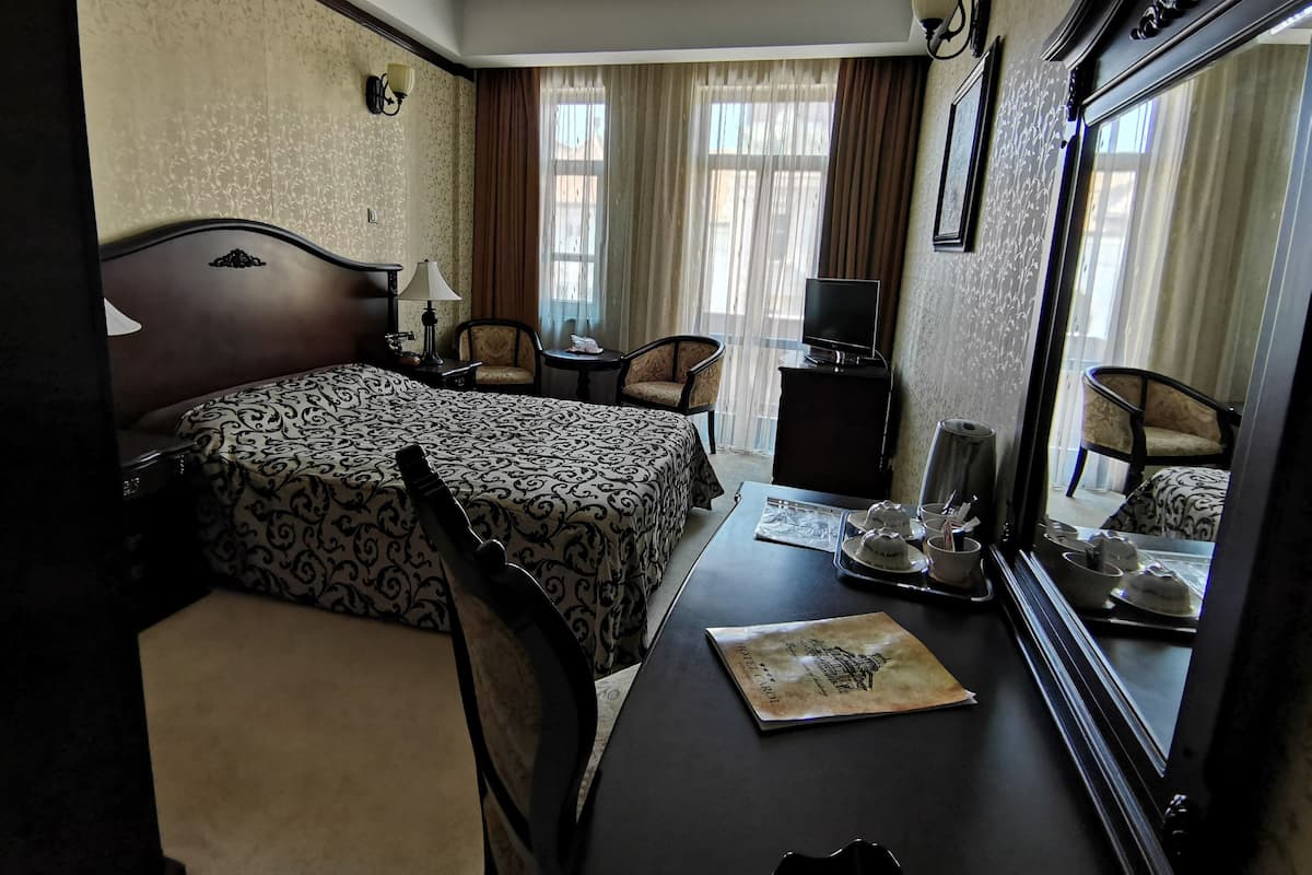 Queen Room | Een minibar, een kluis op de kamer, een bureau, verduisterende gordijnen