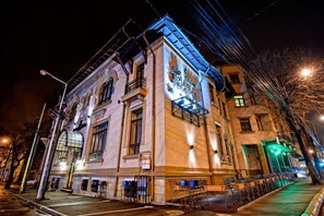 A historic building with a prominent entrance, large windows, and a balcony. - Hotel Carol Constanta (Constanta)