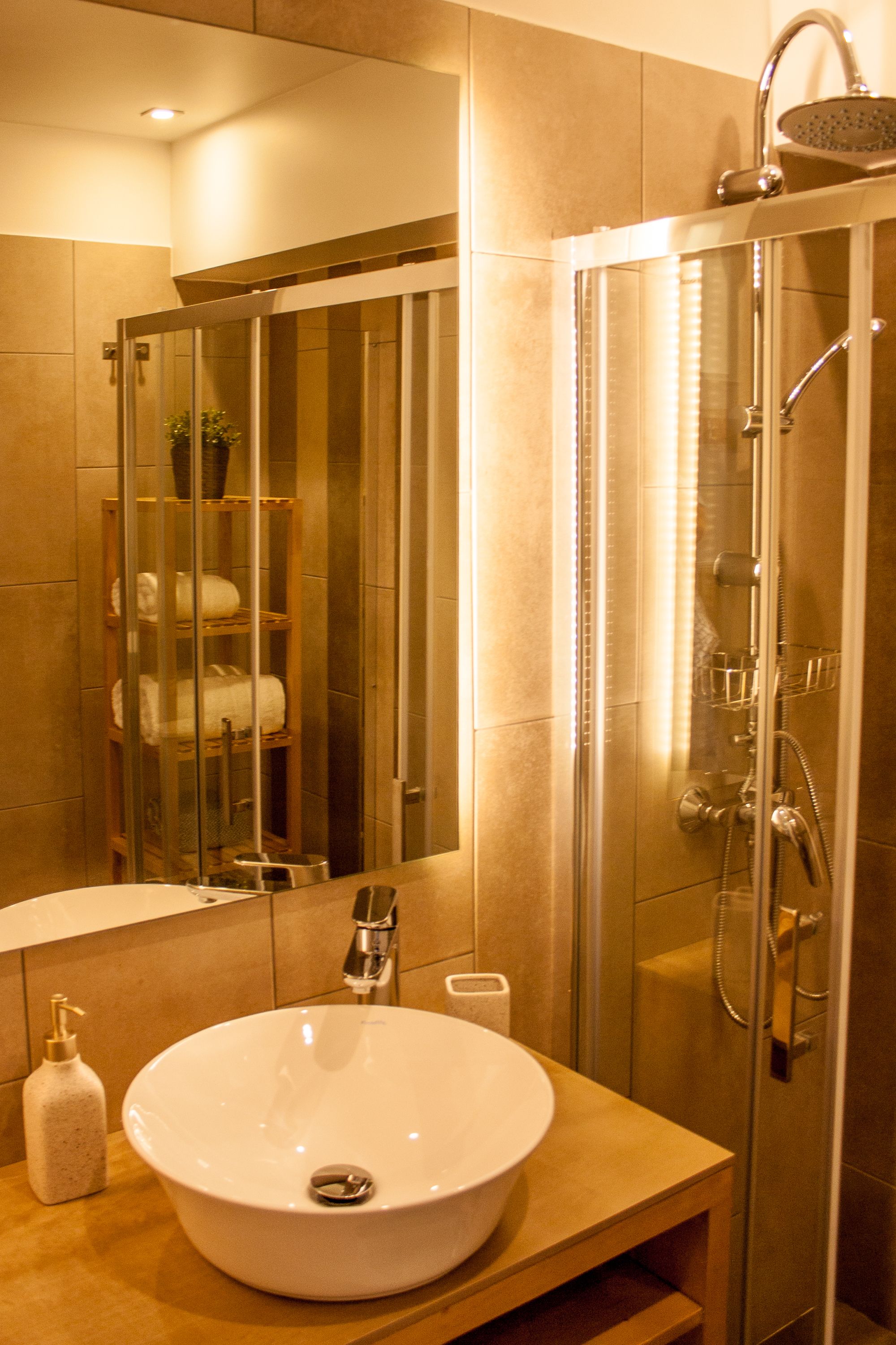 Douche, articles de toilette gratuits, sèche-cheveux, chaussons