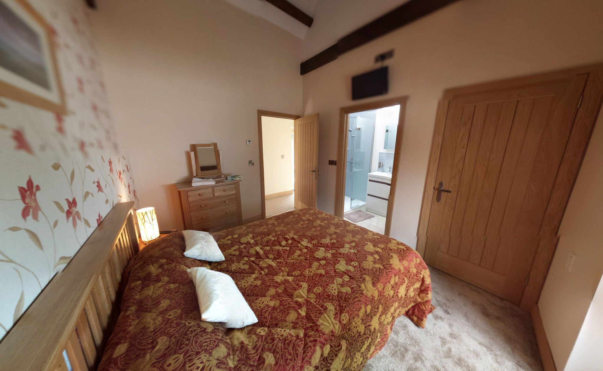 Deluxe Double Room (Ingli) | Soundproofing, WiFi (free), individually decorated, bed sheets