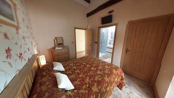 Deluxe Double Room (Ingli) | Individually decorated, soundproofing, free WiFi, bed sheets
