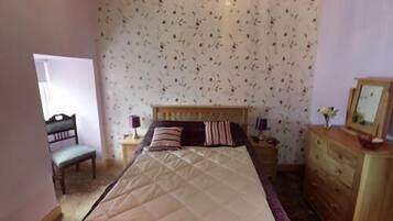 Deluxe Double Room (Alw) | Individually decorated, soundproofing, free WiFi, bed sheets