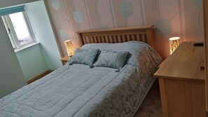 Individually decorated, soundproofing, free WiFi, bed sheets - Rhostwarch Bed and Breakfast (Crymych)