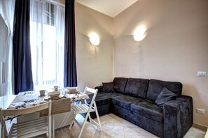 Lägenhet - 1 sovrum | Vardagsrum | 32-tums platt-tv med digitalkanaler och tv