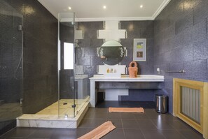 Villa (7 Bedrooms) | Badrum | Badkar och dusch, djupt badkar, regndusch och handdukar