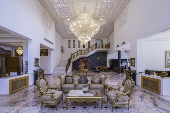 Villa (7 Bedrooms) | Wohnbereich | 32-Zoll-Smart-TV mit Satellitenempfang, Fernseher