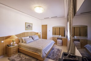 Vila (7 Bedrooms) | 7 quartos, escrivaninha, Wi-Fi de cortesia, roupa de cama