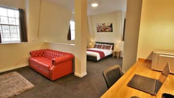Suite | Desk, iron/ironing board, free WiFi, bed sheets