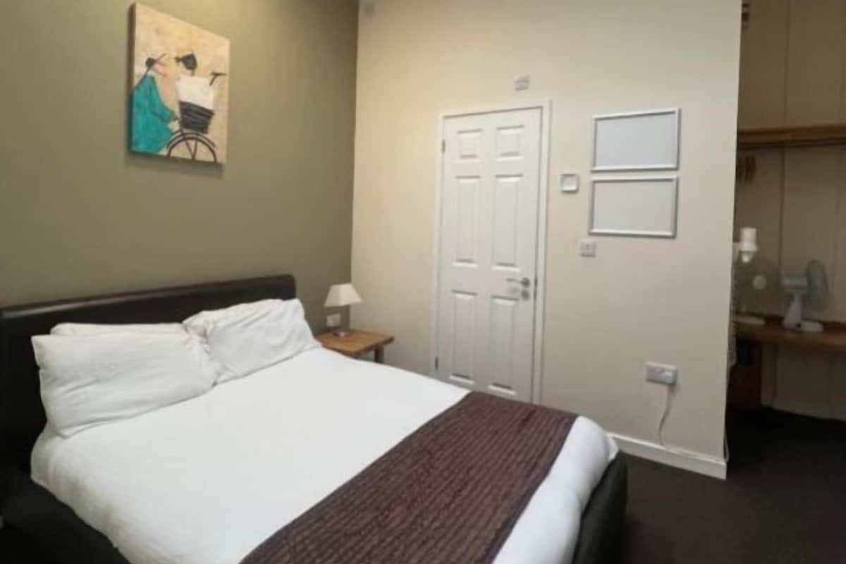 Habitación doble superior | Escritorio, tabla de planchar con plancha, wifi gratis y ropa de cama 