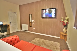 Suite | Desk, iron/ironing board (on request), WiFi (free), bed sheets