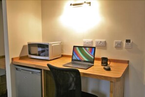 Suite | Desk, iron/ironing board, free WiFi, bed sheets - Central Hotel Gloucester by Roomsbooked (Gloucester)