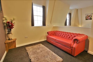 Suite | Desk, iron/ironing board (on request), WiFi (free), bed sheets