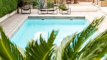 Piscine extérieure, parasols de plage, chaises longues