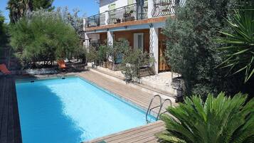 Udendørs pool, åben fra kl. 08.00 til kl. 21.00, parasoller, liggestole