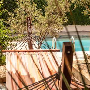 Outdoor pool, open 8:00 AM to 9:00 PM, pool umbrellas, sun loungers - Chambre d'hôtes Escale Villa (Marignane)