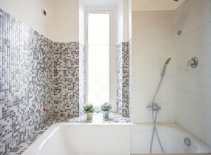 Apartment, 3 Bedrooms | Deep-soaking bathtub - Mameli (Milan)
