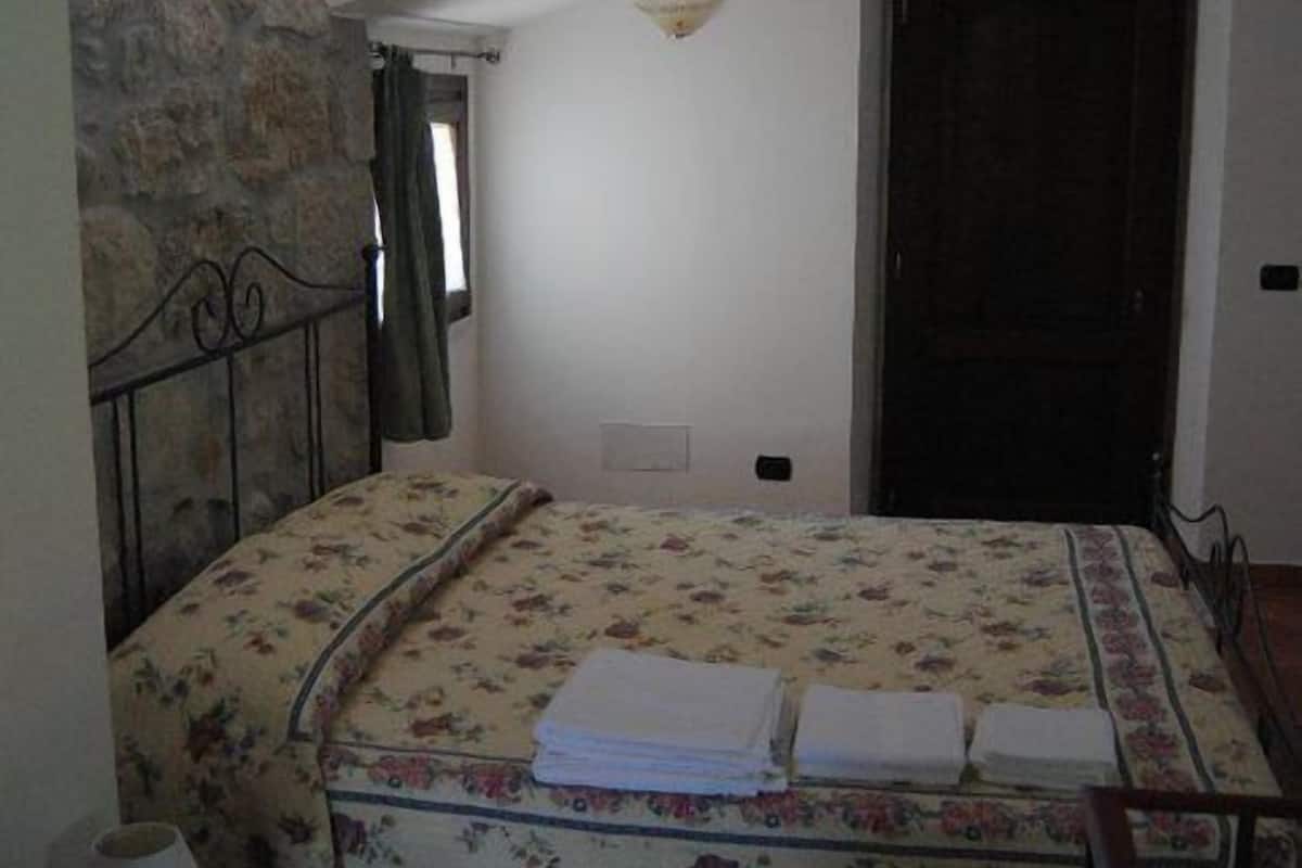 Íróasztal, vasaló/vasalódeszka és gyerekágy/csecsemőágy (ingyenes)