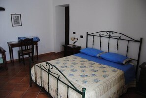 Desk, iron/ironing board, free cribs/infant beds, bed sheets - B&B Casale San Felice (Cusano Mutri)
