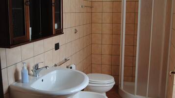 Douche, articles de toilette gratuits, sĂšche-cheveux, bidet