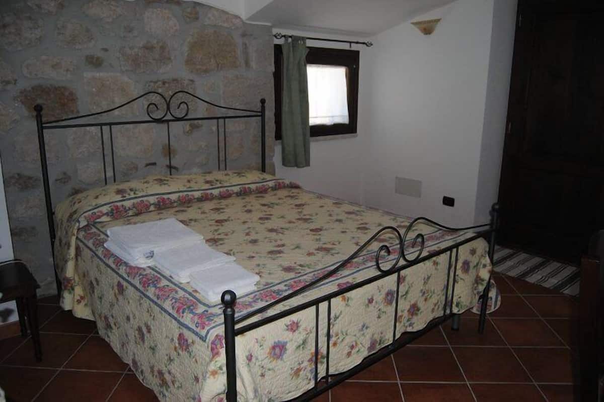 Íróasztal, vasaló/vasalódeszka és gyerekágy/csecsemőágy (ingyenes)