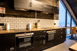 Fridge, microwave, oven, stovetop - The Barn - Hostel (Vik I Myrdal)