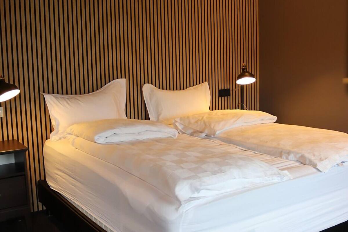 더블룸 또는 트윈룸 (Double bed with private bathroom) | 암막 커튼, 무료 WiFi, 침대 시트