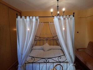 Standard Studio (Triple) | Individually decorated, laptop workspace, free WiFi, bed sheets - El Horno de Leopoldo (Hueva)