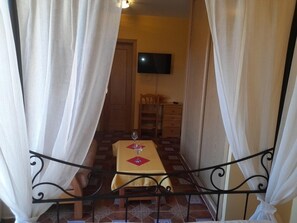 Standard Studio | Individually decorated, laptop workspace, free WiFi, bed sheets - El Horno de Leopoldo (Hueva)