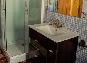 Appartement | Badkamer | Een douche, gratis toiletartikelen, een haardroger, handdoeken
