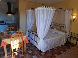 Studio, Terrace | Individually decorated, laptop workspace, free WiFi, bed sheets - El Horno de Leopoldo (Hueva)