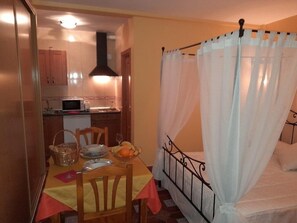 Studio, Terrace | Individually decorated, laptop workspace, free WiFi, bed sheets - El Horno de Leopoldo (Hueva)