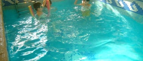 Indendørs pool, parasoller, liggestole