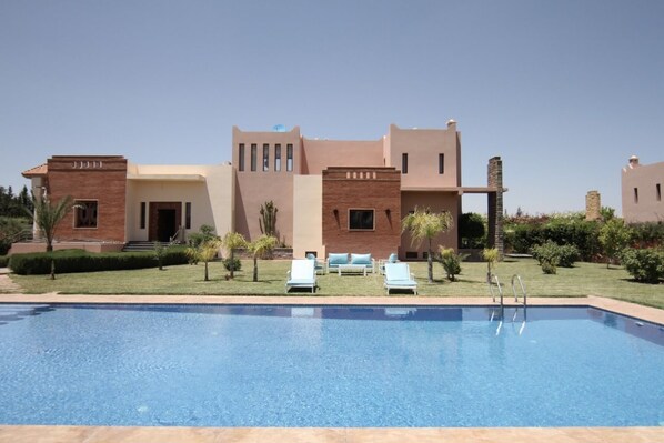 Kolam renang outdoor, dengan payung kolam renang dan kursi berjemur