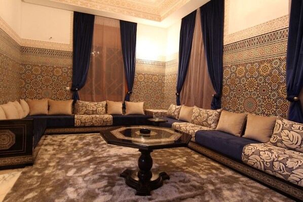 Villa, 4 Bedrooms | Living area