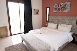 Villa, 4 chambres | 4 chambres, bureau, rideaux d’obscurcissement, accès au Wi-Fi (inclus)