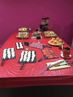 Desayuno buffet diario (EUR 8 por persona)