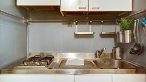 Refrigerador, placa de cocina, utensilios de cocina