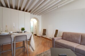 Apartamento, 1 habitación | Zona de estar | Una televisión de pantalla plana