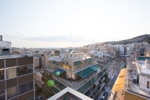 Une zone urbaine densément peuplée, avec de nombreux immeubles à étages, dont certains sont dotés de balcons et de terrasses apparents.