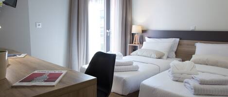 Tomannsrom – superior | Safe på rommet, skrivebord, skrivebord for bærbar PC og lydisolert