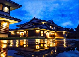 Framhlið gististaðar – að kvöld-/næturlagi