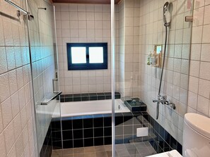 Tremannsrom – elite, 3 enkeltsenger, ikke-røyk, bakgårdsutsikt | Bad | Miljøvennlige toalettsaker, hårføner, håndklær og sjampo