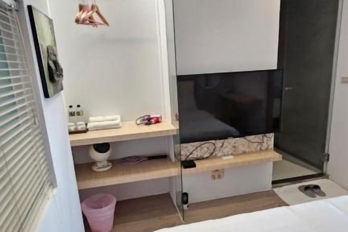 Down comforters, WiFi (free), bed sheets