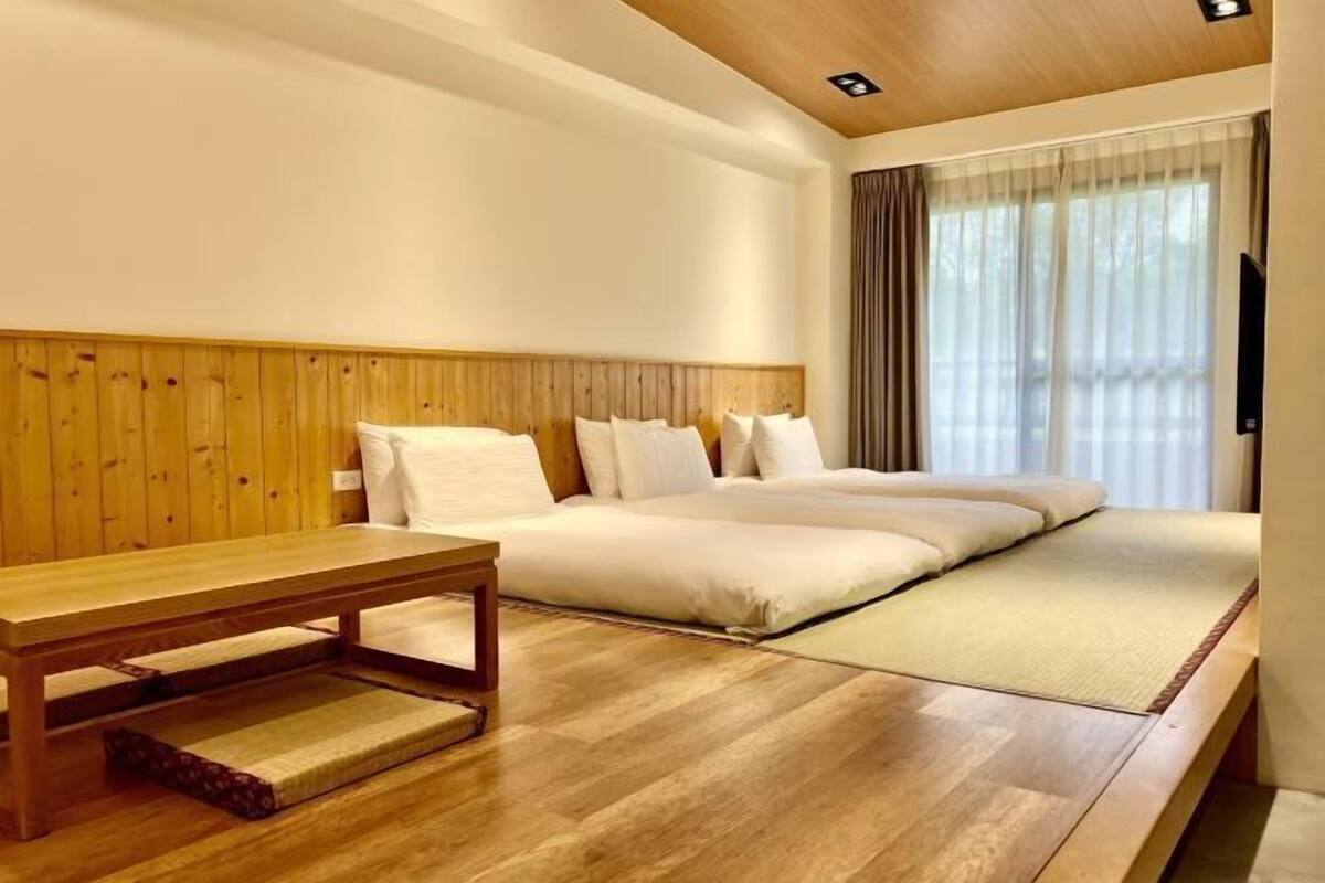Down comforters, WiFi (free), bed sheets