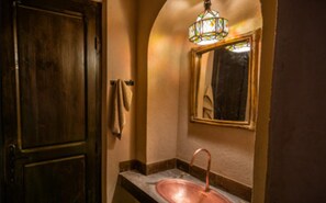 Comfort Suite (Mal’hème) | Bathroom | Shower, rainfall showerhead, free toiletries, towels - Dar Bladi (Tarmigt)